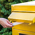 Schutz der Unfallversicherung auf dem Weg zum Postbriefkasten 