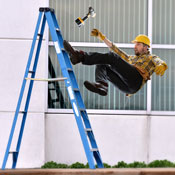 Ein Mann fällt während der Arbeit von der Leiter.