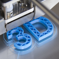 Beschäftigte können bei additives Fertigungsverfahren – also dem 3D-Druck – unterschiedlichen Stoffen ausgesetzt sein.