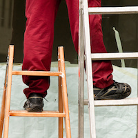 Mit dem Einsatz von Leitern geht auch das Risiko von Absturzunfällen einher.