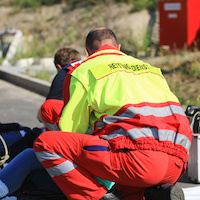 Feuerwehrleute und Rettungskräfte leisten bei Einsätzen und Notfällen Hilfe.
