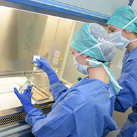 Chemikerinnen arbeiten mit Biozid-Produkten in einem Labor