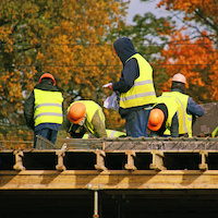 Auf Baustellen besteht vor allem im Herbst die Gefahr von Sturz-, Rutsch- und Stolperunfällen.