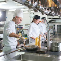 Kochen als Beruf geht mit überlangen Arbeitszeiten und besonderer Beanspruchung einher. Jeder zweite Koch leidet unter Erschöpfung. 