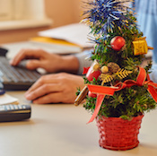 Kleiner Weihnachtsbaum auf einem Schreibtisch