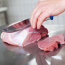Auch für Großbetriebe sowie Werkvertragsnehmer aus der Fleischindustrie in NRW gelten Arbeitsschutzgesetze und -Verordnungen.