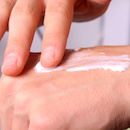 Eine Publikation der BG RCI gibt Tipps zur Hautprävention.