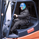 Sicherheitsmaßnahmen minimieren Risiken beim Arbeiten auf Baustellen im Winter.
