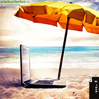 Sonnenschirm über Laptop am Strand